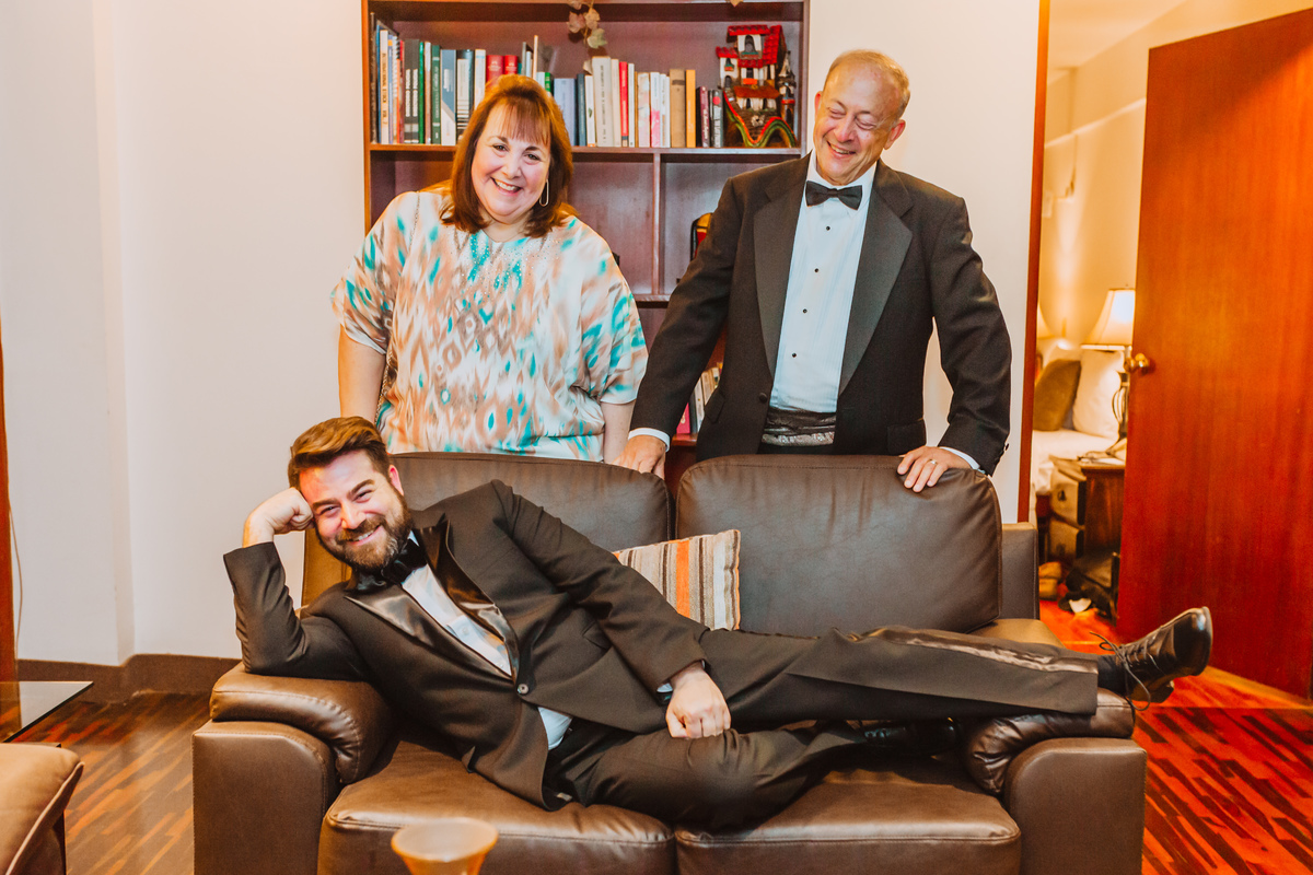 novio con estilo feliz sesion de novio y familia fotografa de bodas boda judia 
