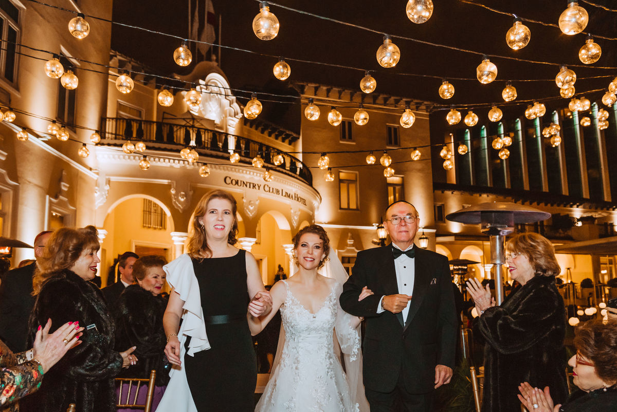 entrada de la novia feliz fotografa de bodas boda judia hotel country lima papa y hermana alejandra ramos fotografia