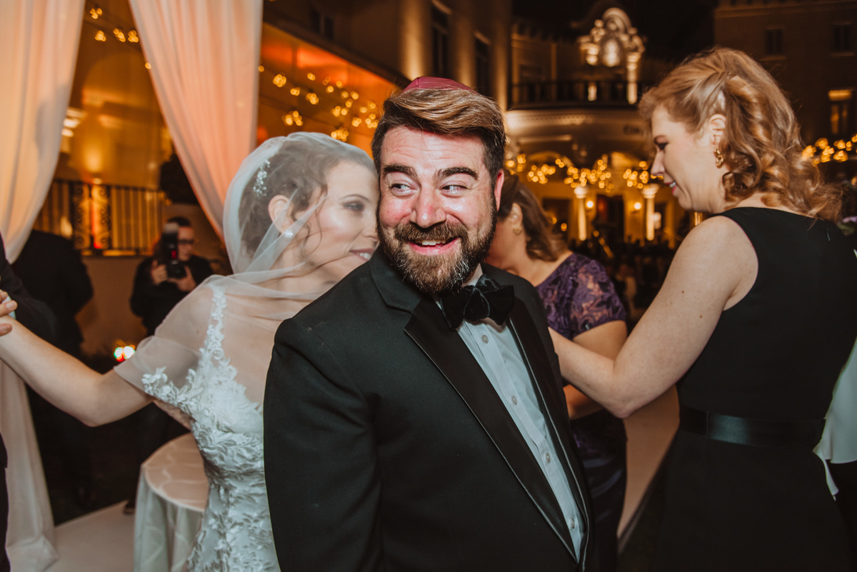 novio sonriente feliz momentos unicos fotografa de bodas boda judia wedding