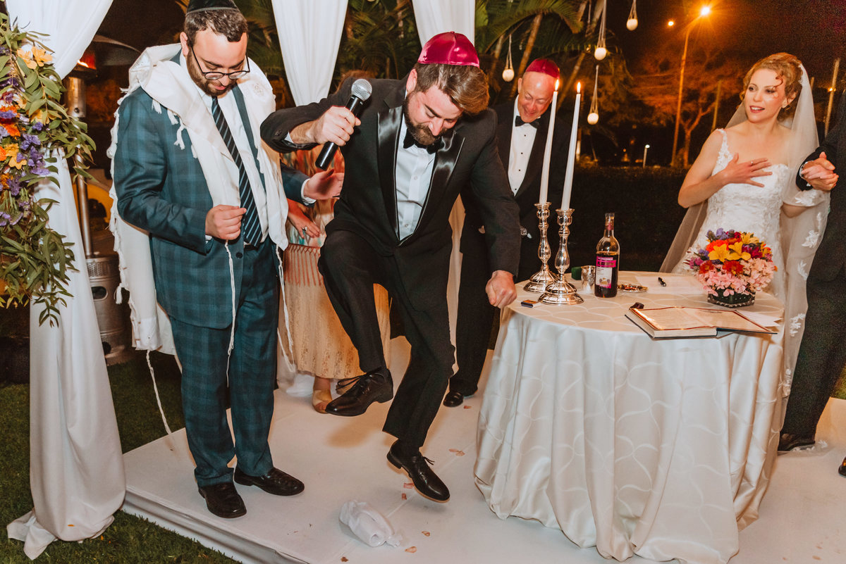 novio pisando rompiendo la copa momento unico boda judia fotografa de bodas novios con estilo 