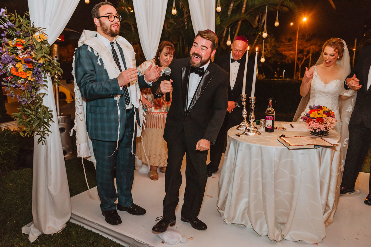 novio feliz rompiendo la copa en boda judia fotografa de bodas momentos unicos peru bodas peruanas
