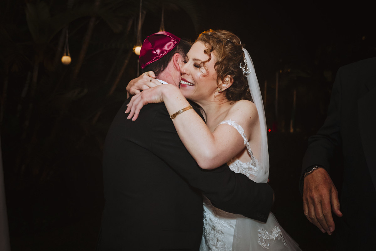 el abrazo de los novios felices recien casados boda judia fotografa de bodas peruanas momentos unicos felicidad amor 