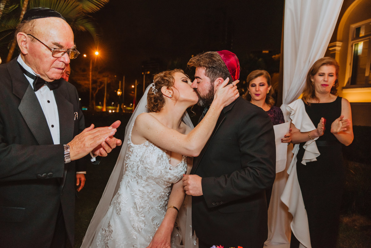 el beso de los novios recien casados fotografa de bodas bodas judias en peru novios esposos