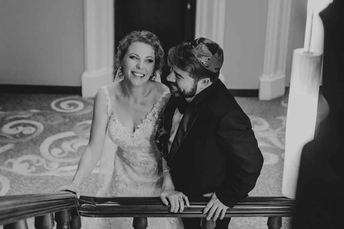 foto en blanco y negro boda judia novios felices recien casados felices fotografa de bodas momentos unicos amor sonrisas 