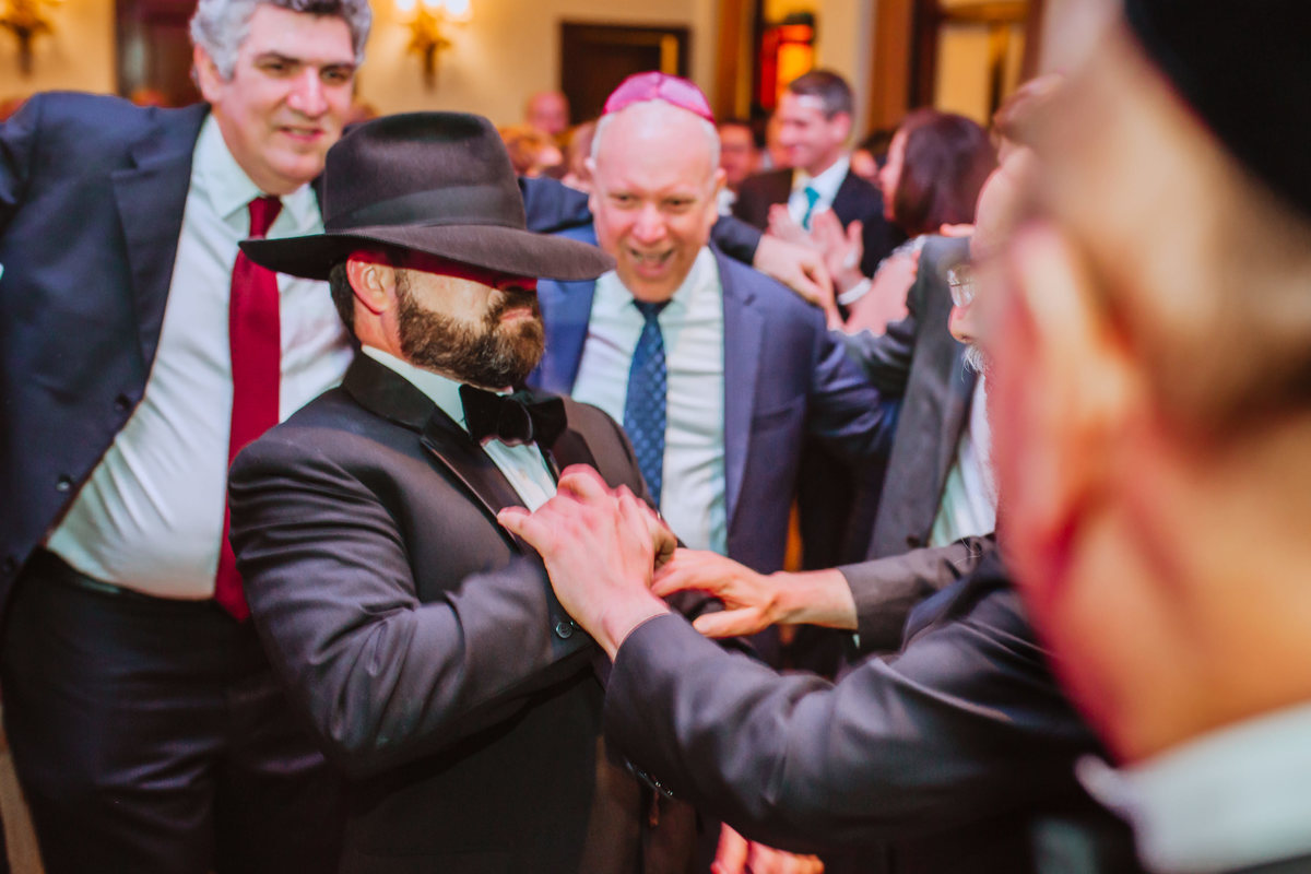 novio bailando feliz recien casado boda judia fotografa de bodas en peru 