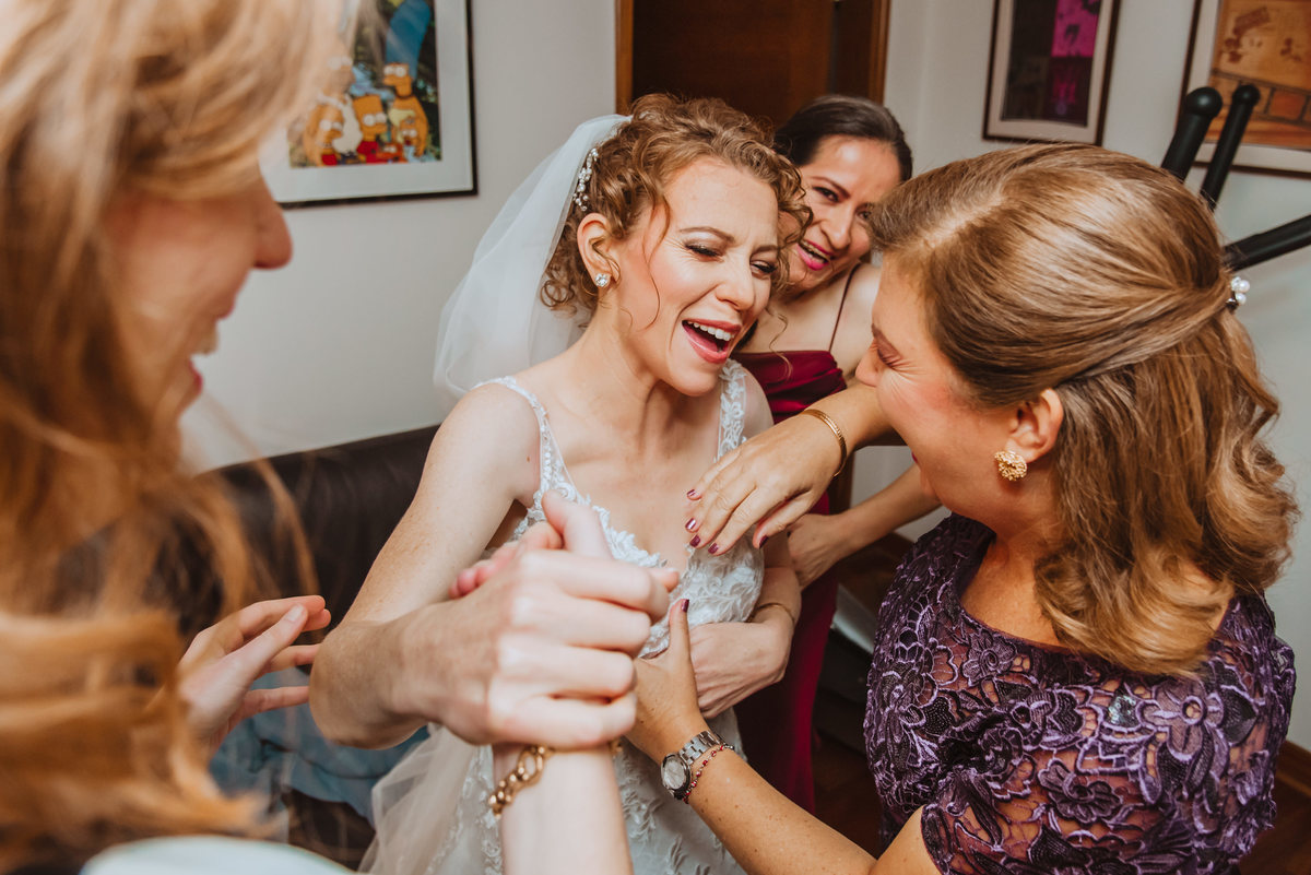 vestido de novia previa de la boda hermanas getting dressed fotografa de bodas peru boda judia