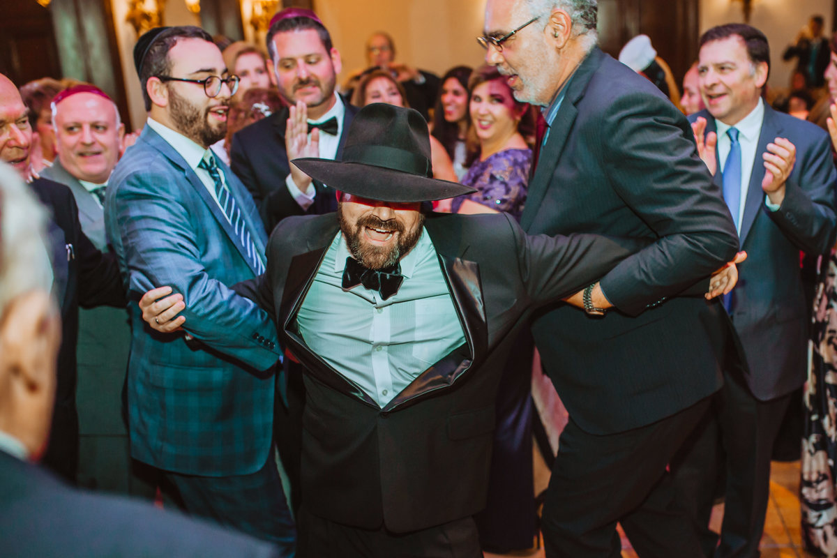 novio feliz bailando recien casado esposo fiesta baile boda judia fotografa de bodas 