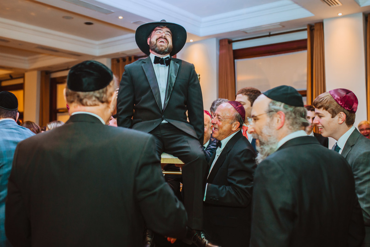novio en la silla recien casado esposo fiesta de boda feliz fotografa de bodas