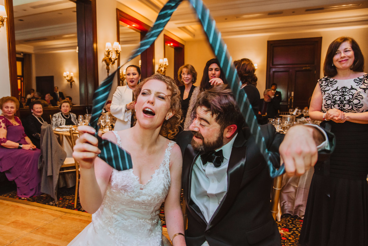 novios festejando con la corbata en boda judia fotografa de bodas en peru momentos unicos fiesta party 