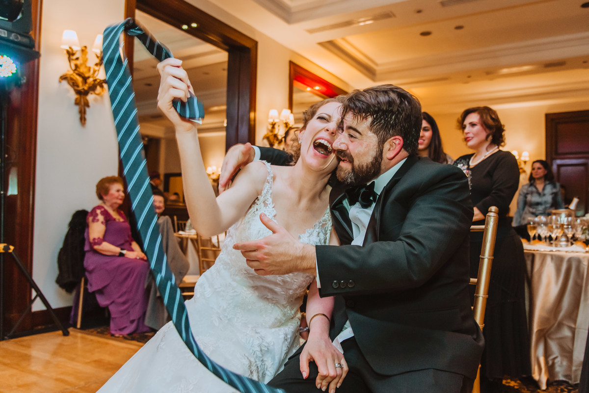novios jugando con la corbata boda judia fotografa de bodas en peru recien casados felices risas alegria fiesta judia 