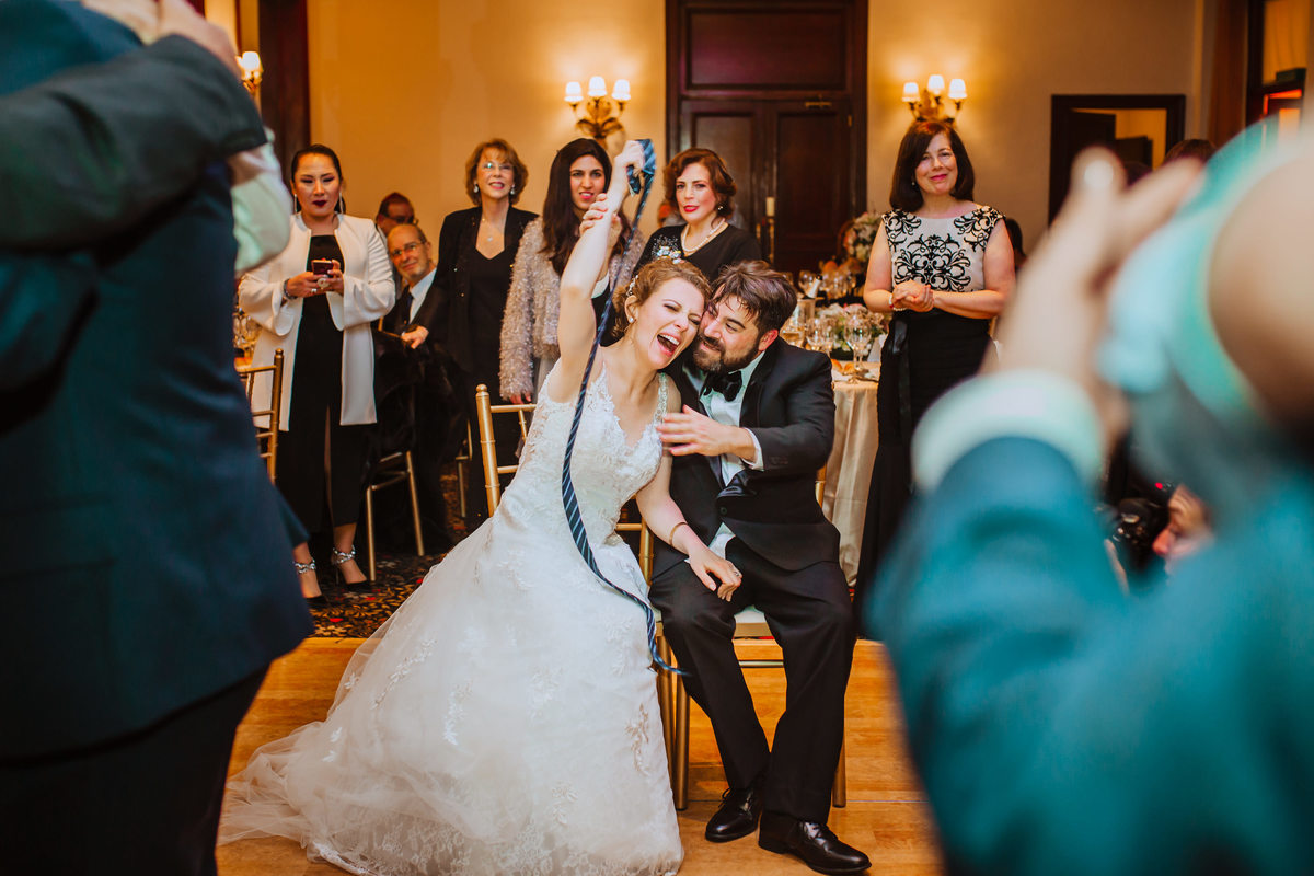 felicidad de los recien casados fiesta judia novios con la corbata boda judia fotografa de bodas en peru felicidad wedding