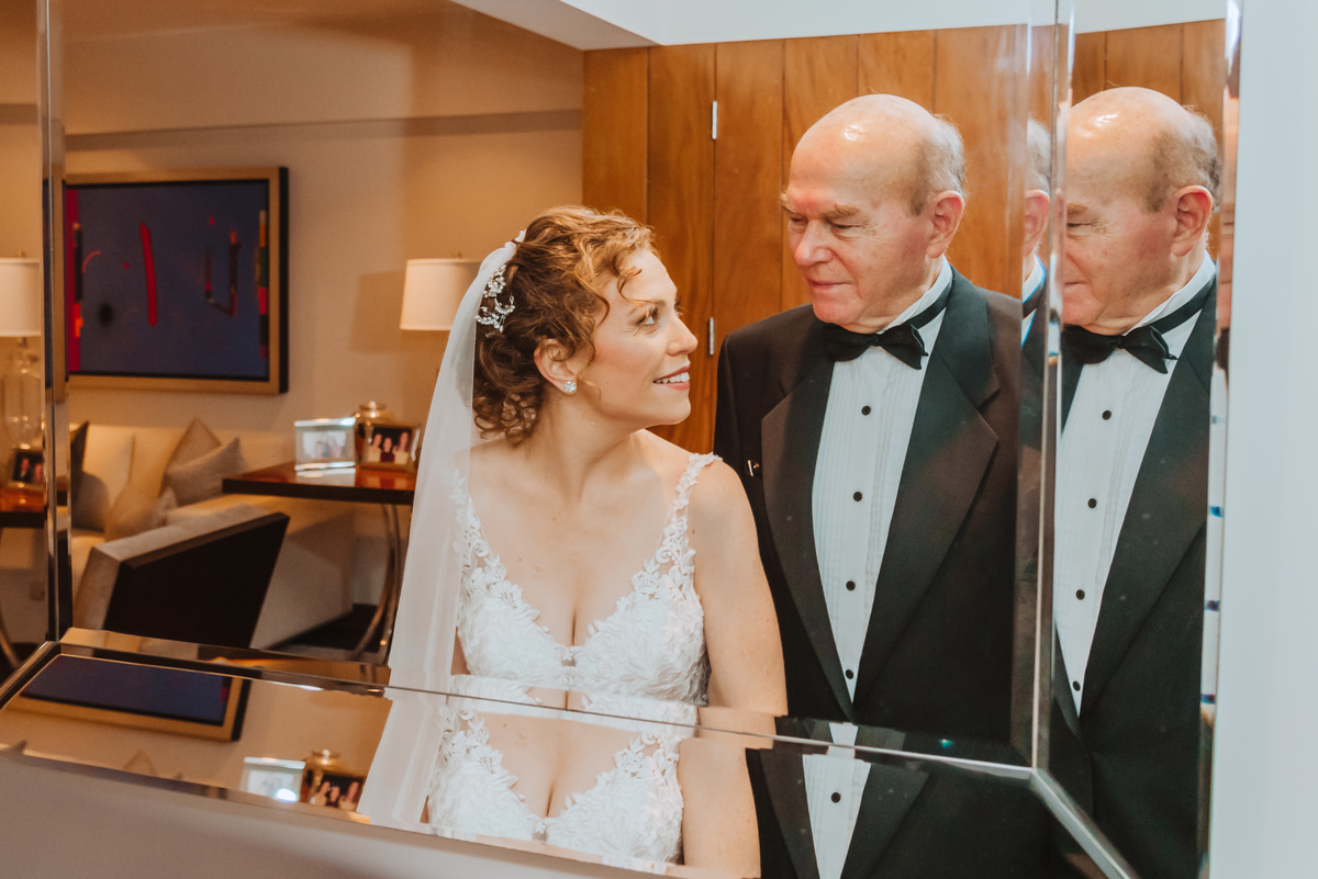 fotografa de bodas hija y padre miradas de amor momentos unicos boda judia novias unicas previa a la boda espejo
