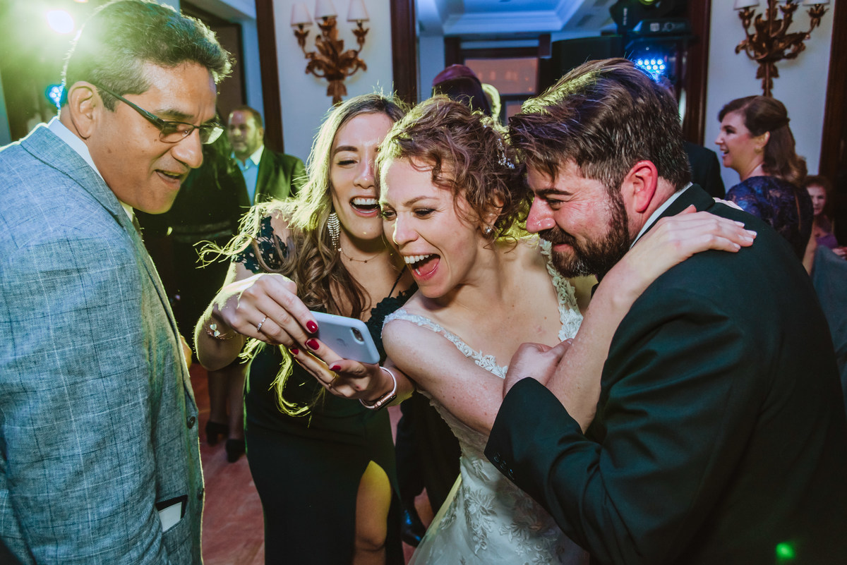 novios con invitados amigos fiesta judia boda judia momentos unicos recien casados fotografa de bodas en peru 