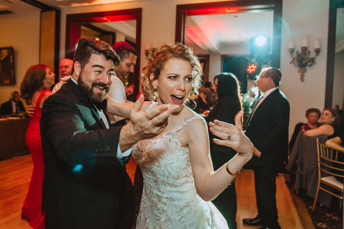 fiesta baile novios recien casados fotografa de bodas en peru esposos felices 