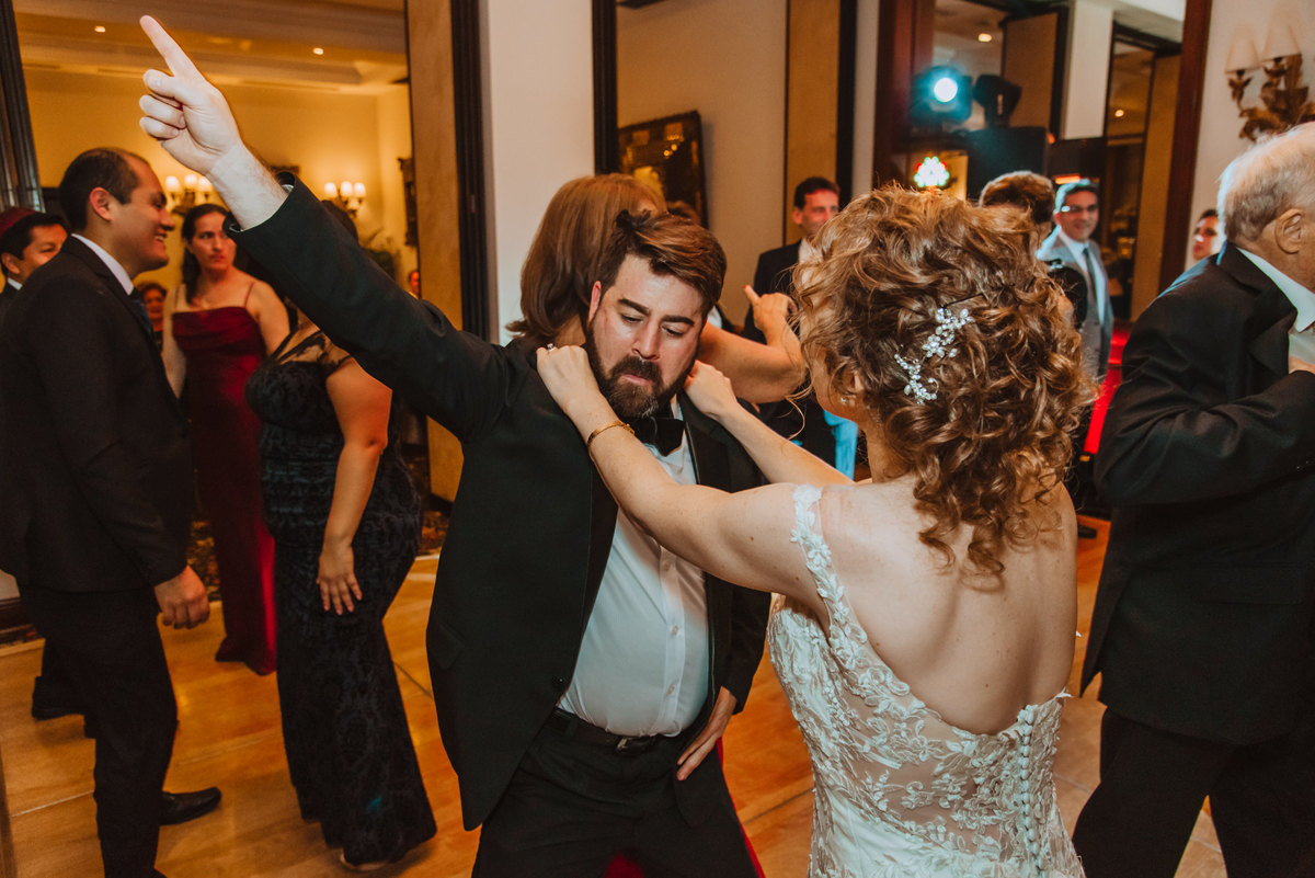 novios recien casados bailando felices en boda judia en peru fotografa de bodas fiesta  