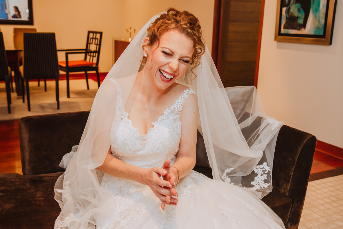 novia feliz sesion de fotos de la novia fotografa de bodas novia bella previa de la boda 