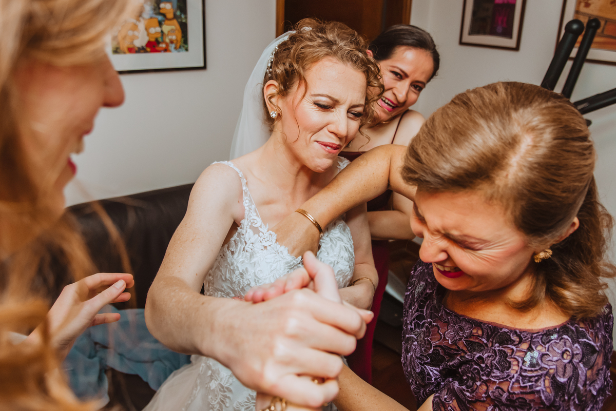 familia hermanas boda judia fotografa de bodas en peru novias con estilo vestido risas previa de la boda rosa clara 