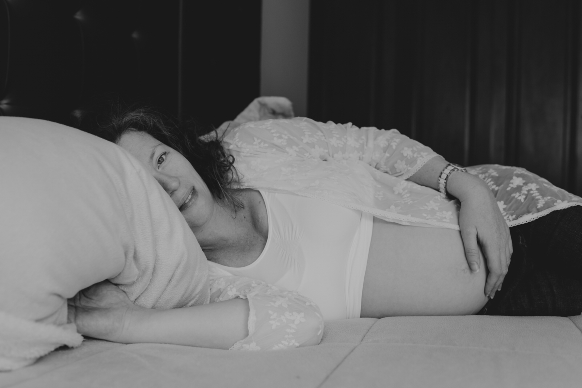 foto en blanco y negro mama embarazada mama feliz embarazo baby babies mama hermosa fotografias de embarazo fotos de embarazos alejandra ramos fotografia 