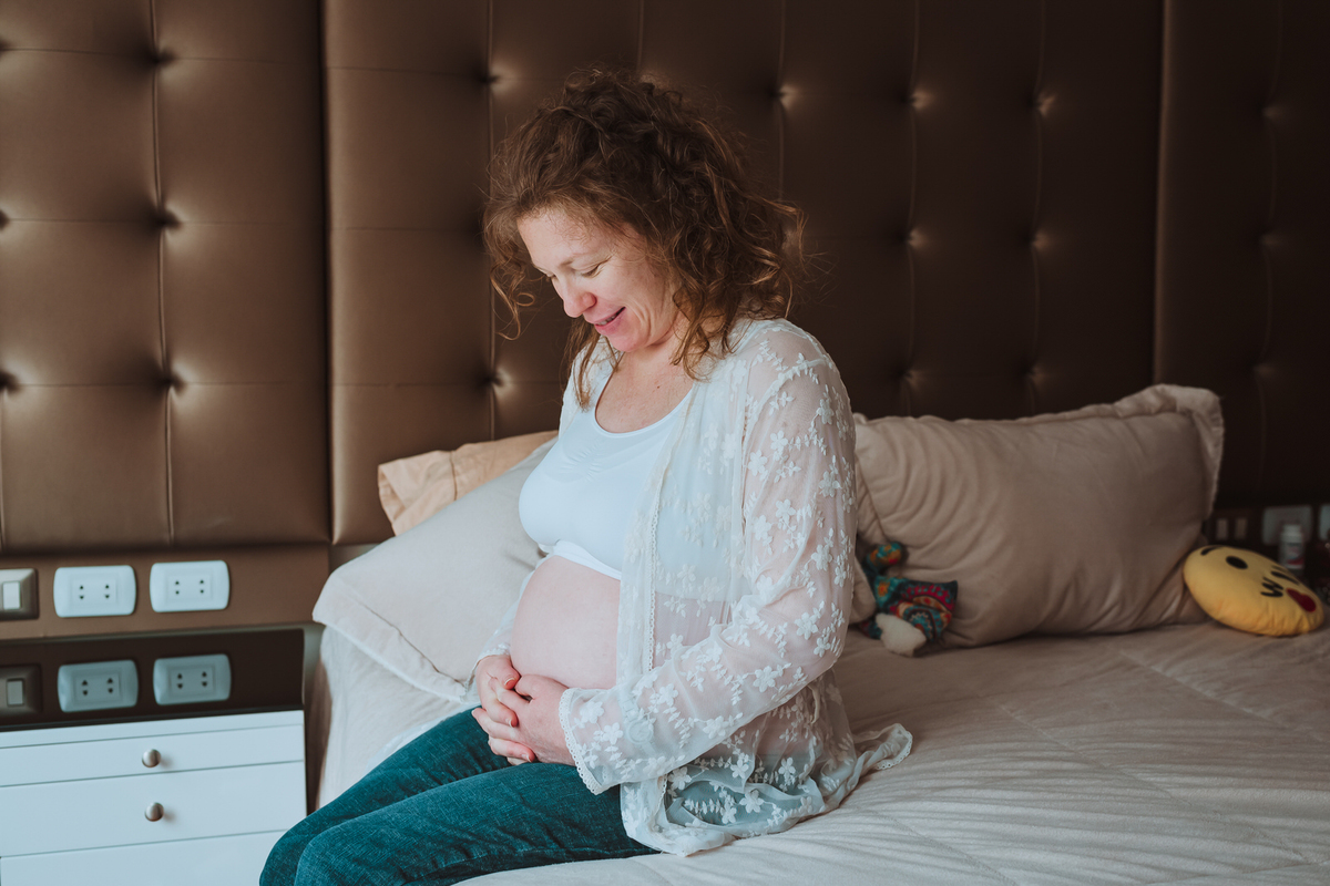 mama bella panza de embarazo embarazada mama feliz enamorada bebe en camino en la dulce espera fotografa de familia fotos de embarazo 