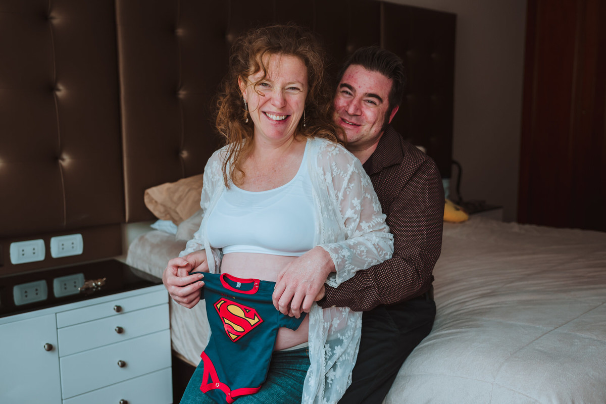 bebe superman bebe superheroe en la dulce espera bebe en camino papas felices fotografa de familia y embarazos