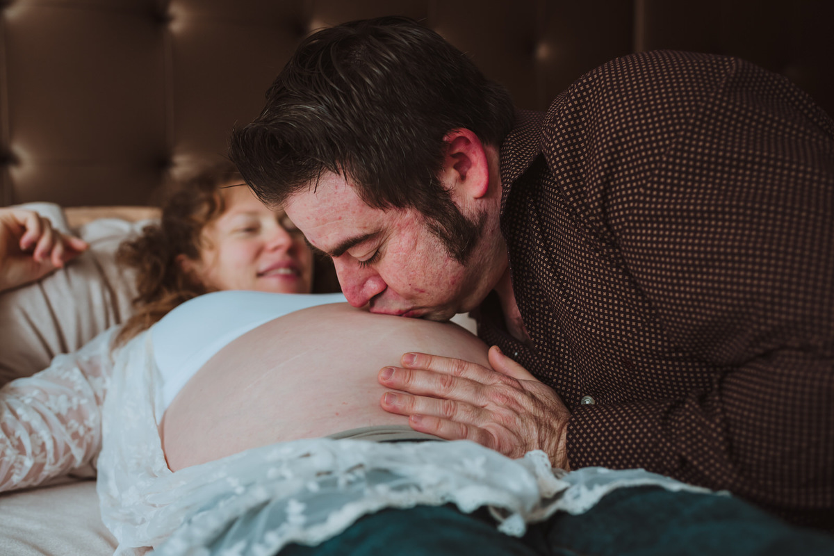 papa besando a su hijo papa y mama sesion de embarazada besando la panza fotos de embarazo 