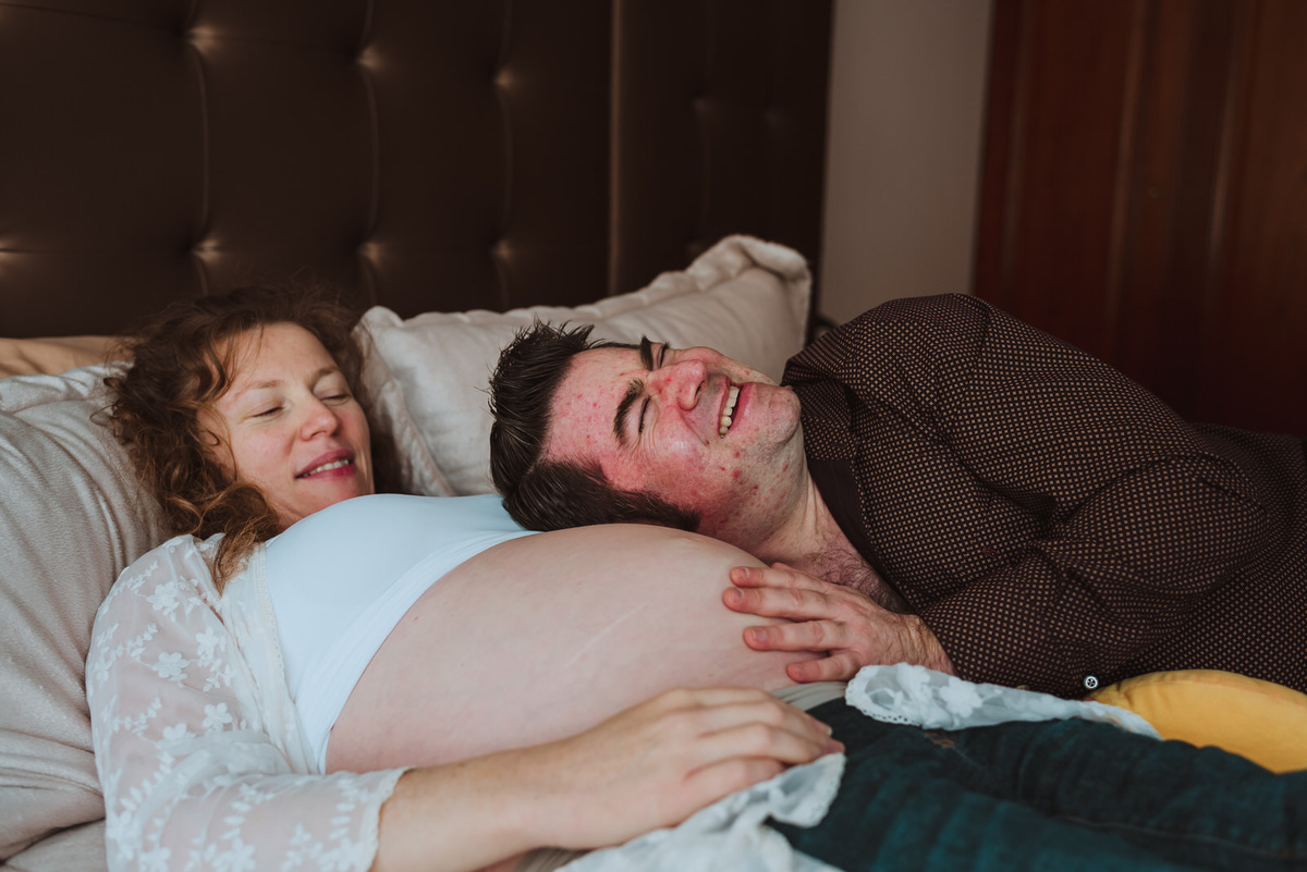papa escuchando a su hijo papa escucha a bebe papas felices sesion de embarazo fotos de pancita family 