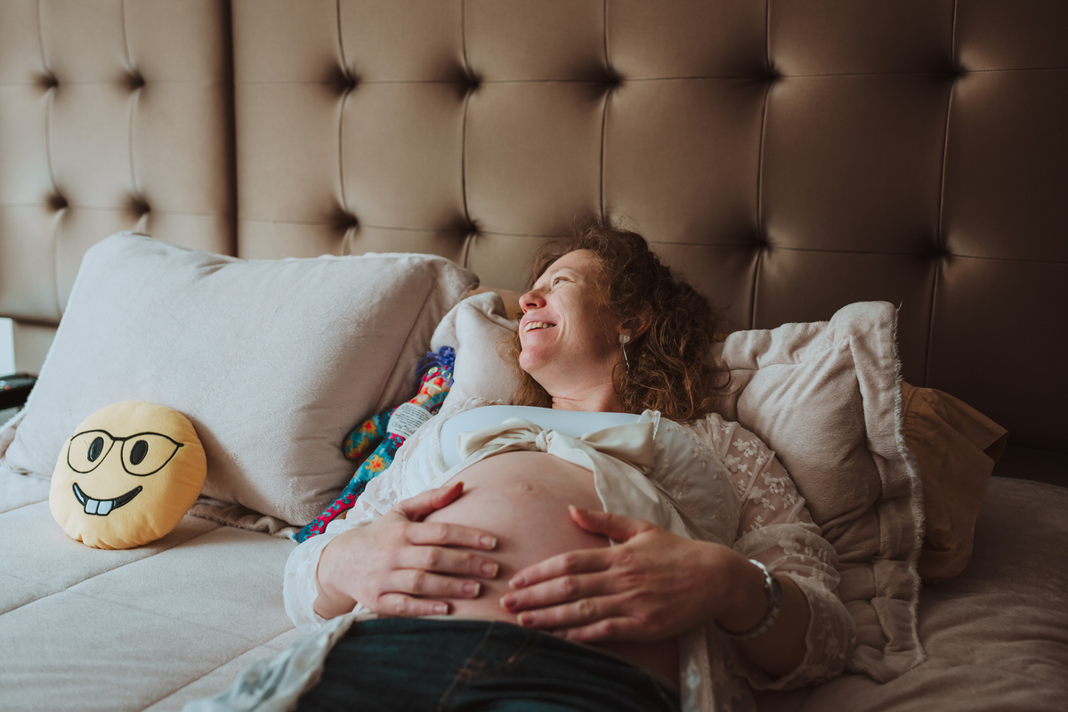mama feliz bebe en camino bebito varon es un varon panza meses de embarazo alegria sesion de embarazo en interior