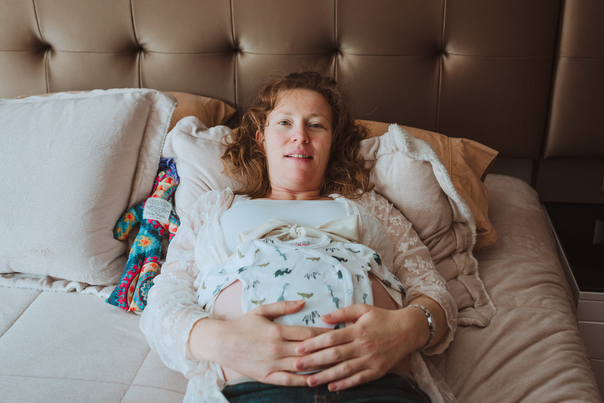 ropa de bebe mama embarazada bebe en camino  fotografa de mamas fotos de embarazos fotos de embarazo bebes babies baby mama feliz 