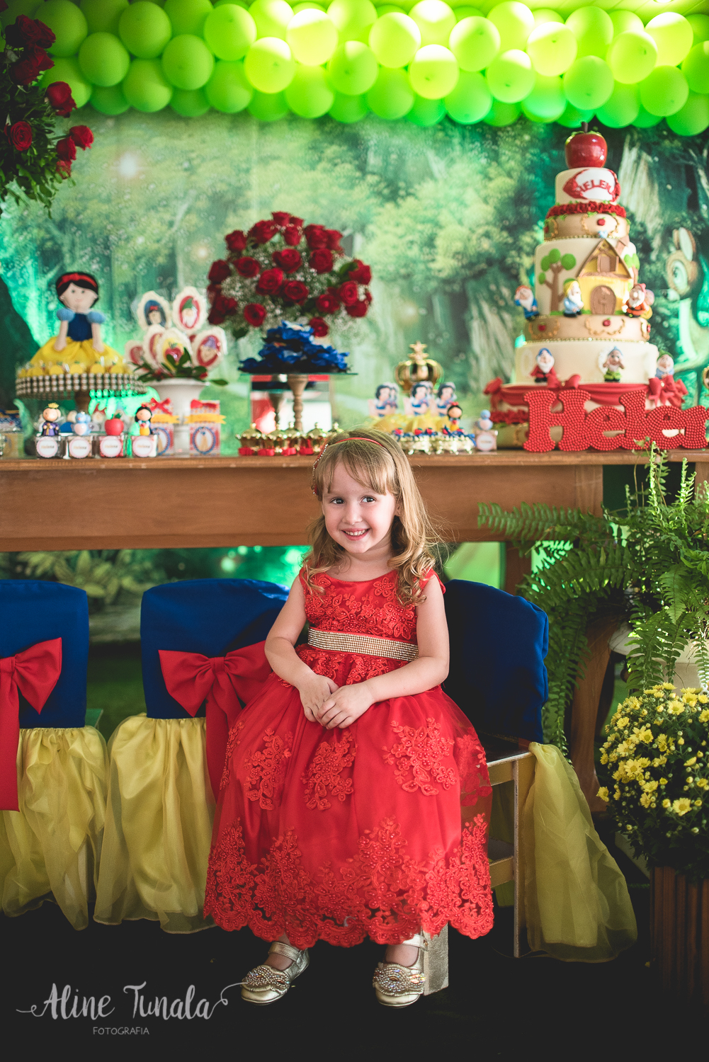 helena sentada na cadeira personalizada no tema de sua festa de 3 anos de branca de neve