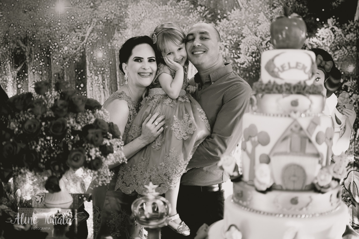 helena com seus pais em sua festa de 3 anos de branca de neve