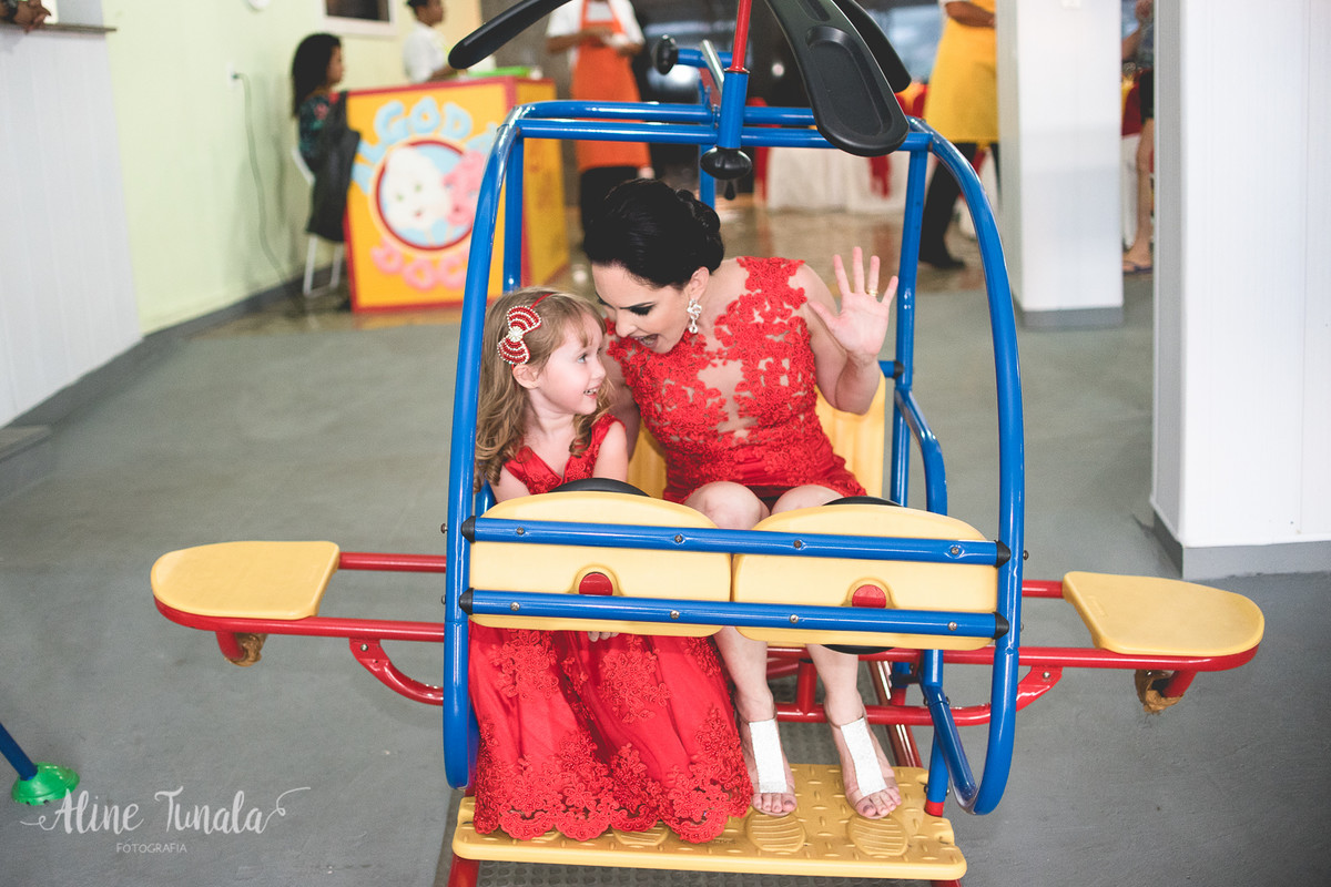 helena brincando com sua mãe no seu aniversário de 3 anos