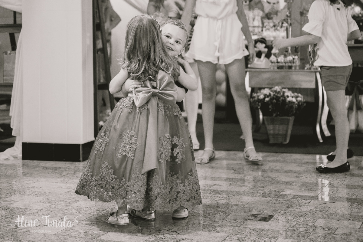 helena abraçando seu primo no seu aniversário de 3 anos