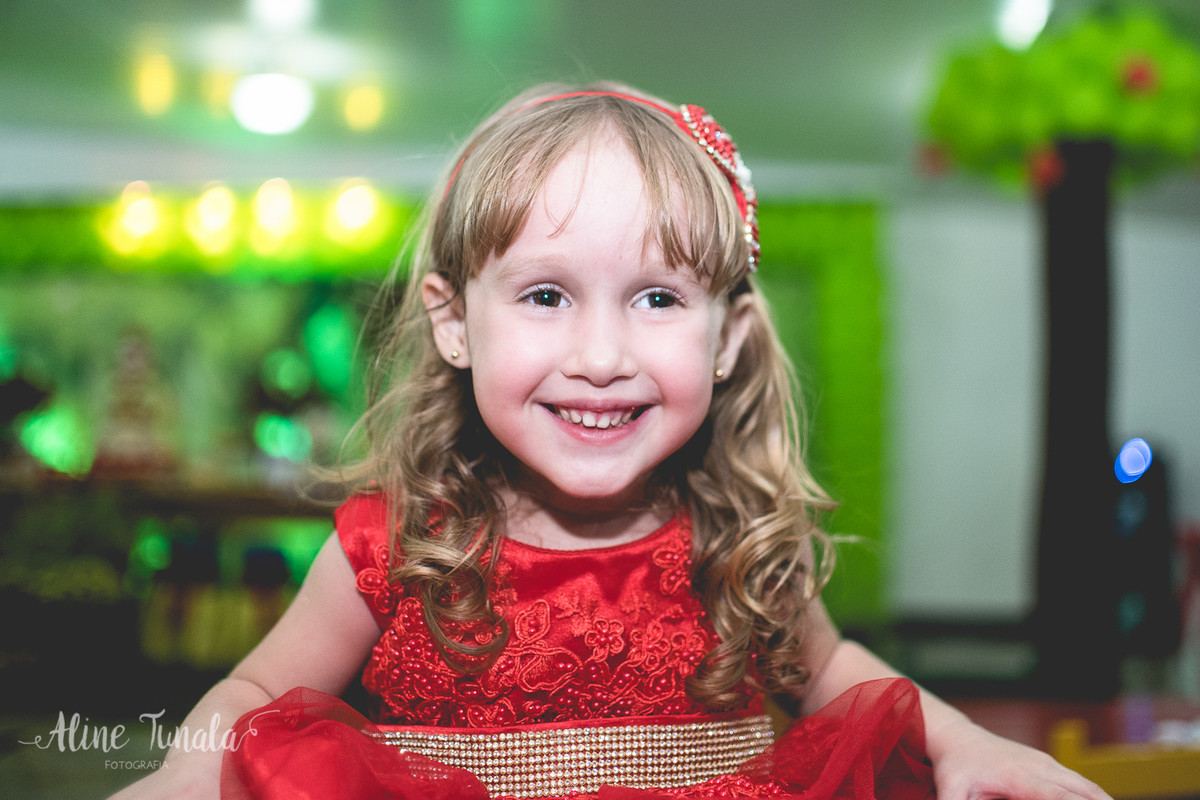 helena brincando na sua festa de 3 anos