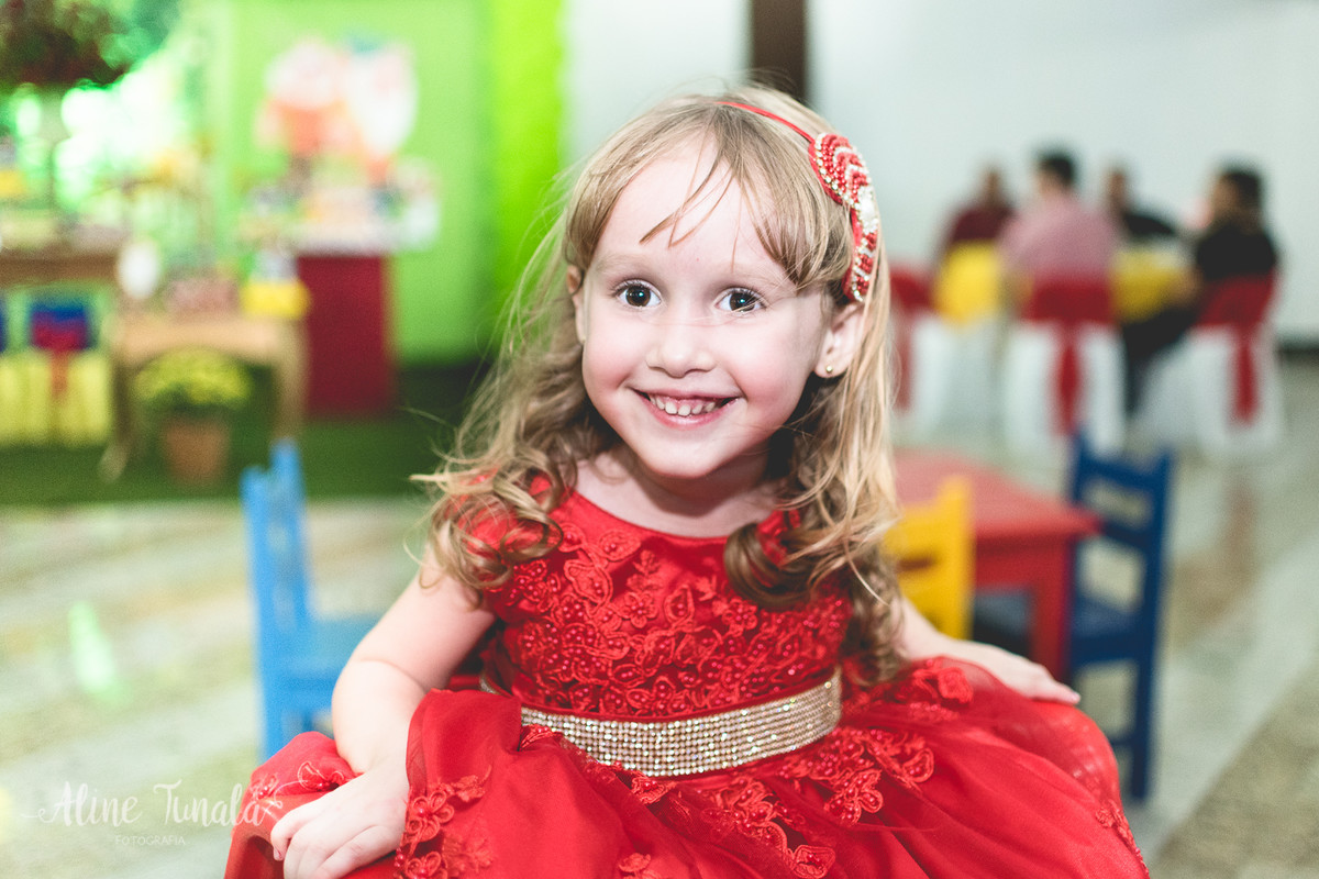 brincando no escorregador na sua festa de 3 anos