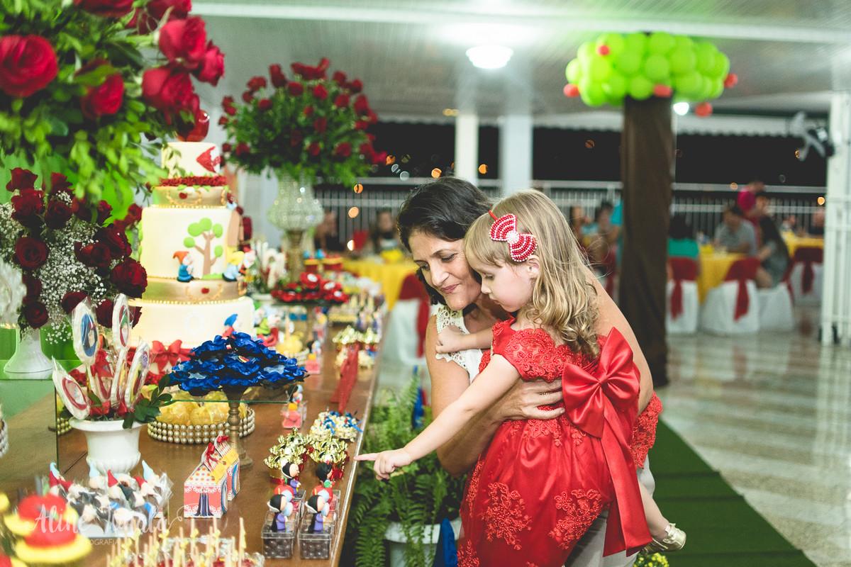 helena brincando na mesa do bolo