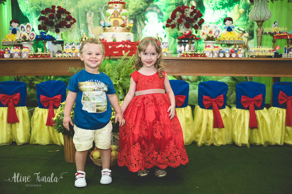 helena e seu primo na sua festa de 3 anos de branca de neve