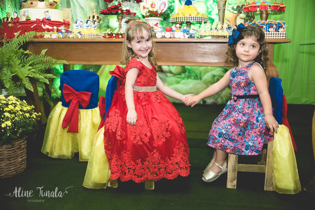 helena com sua prima no seu aniversário de 3 anos tema branca de neve