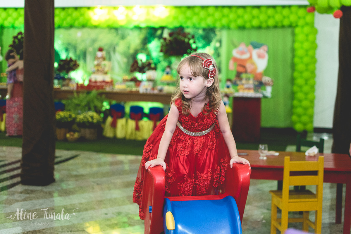 helena brincando no escorregador no seu aniversário de 3 anos