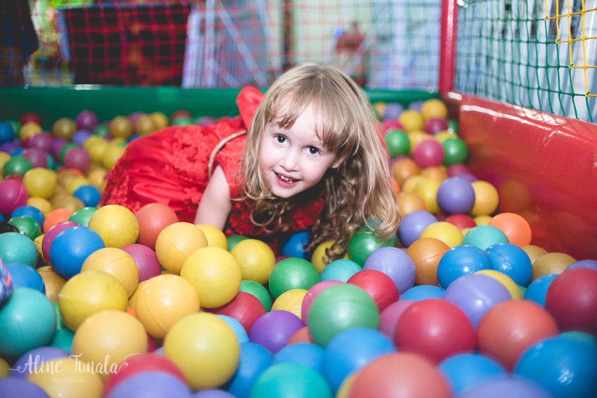 helena brincando na piscina de bolinhas no seu aniversário de 3 anos