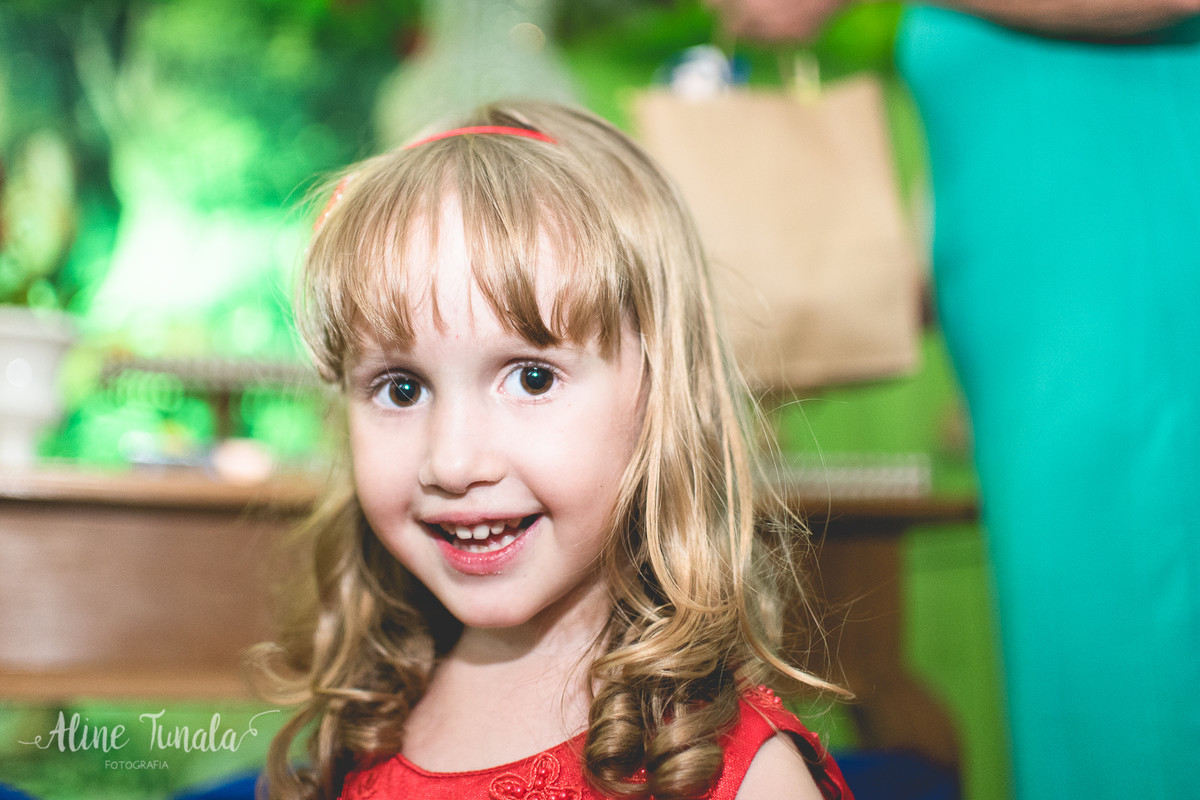 linda helena sorrindo na sua festa de 3 anos