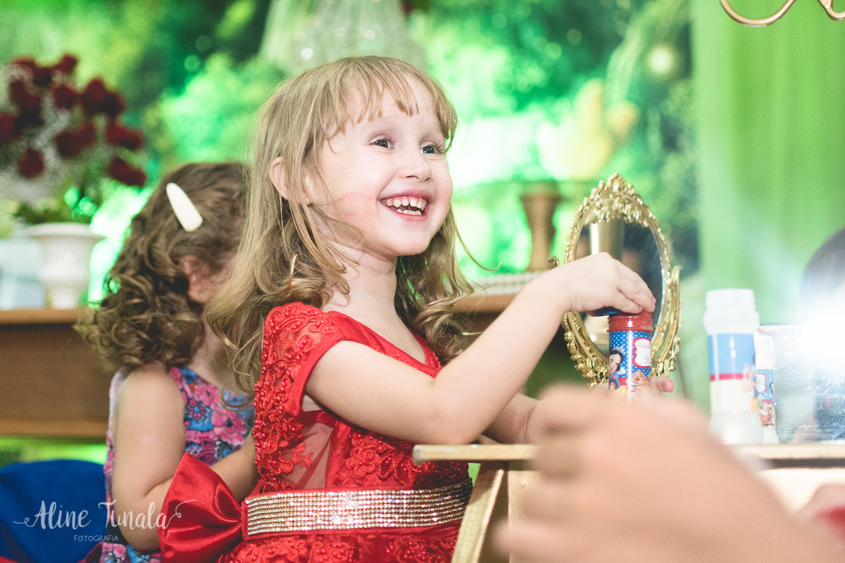 helena brincando com bolinhas de sabão no seu aniversa´rio