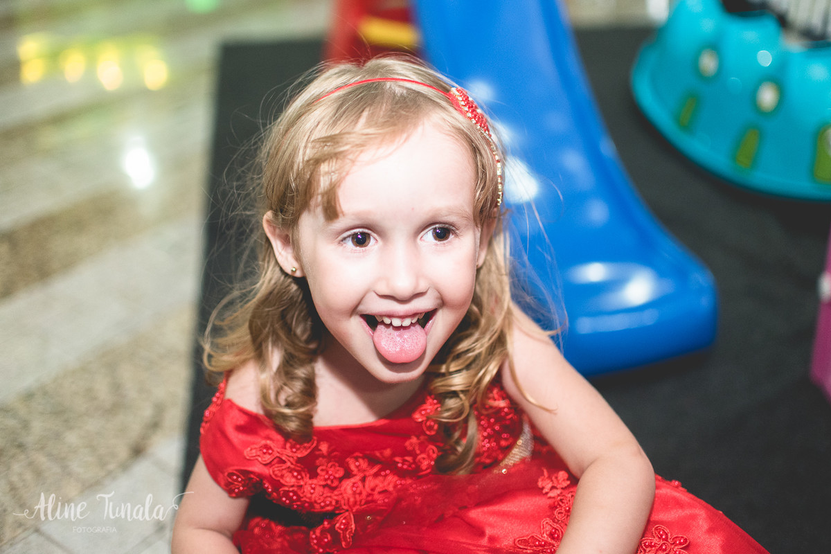 helena fazendo careta, mostrando a lingua, na sua festa de 3 anos