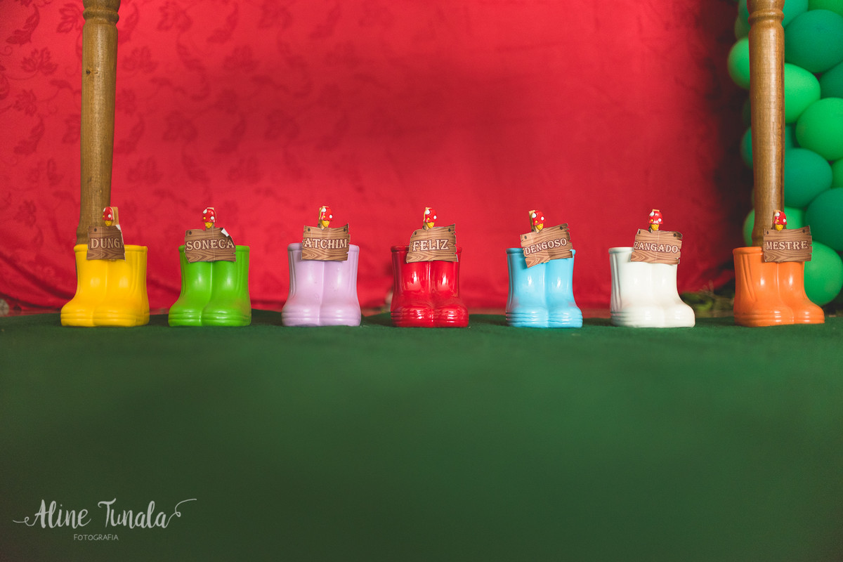 sapatinhos dos 7 anões na decoração da festa de branca de neve