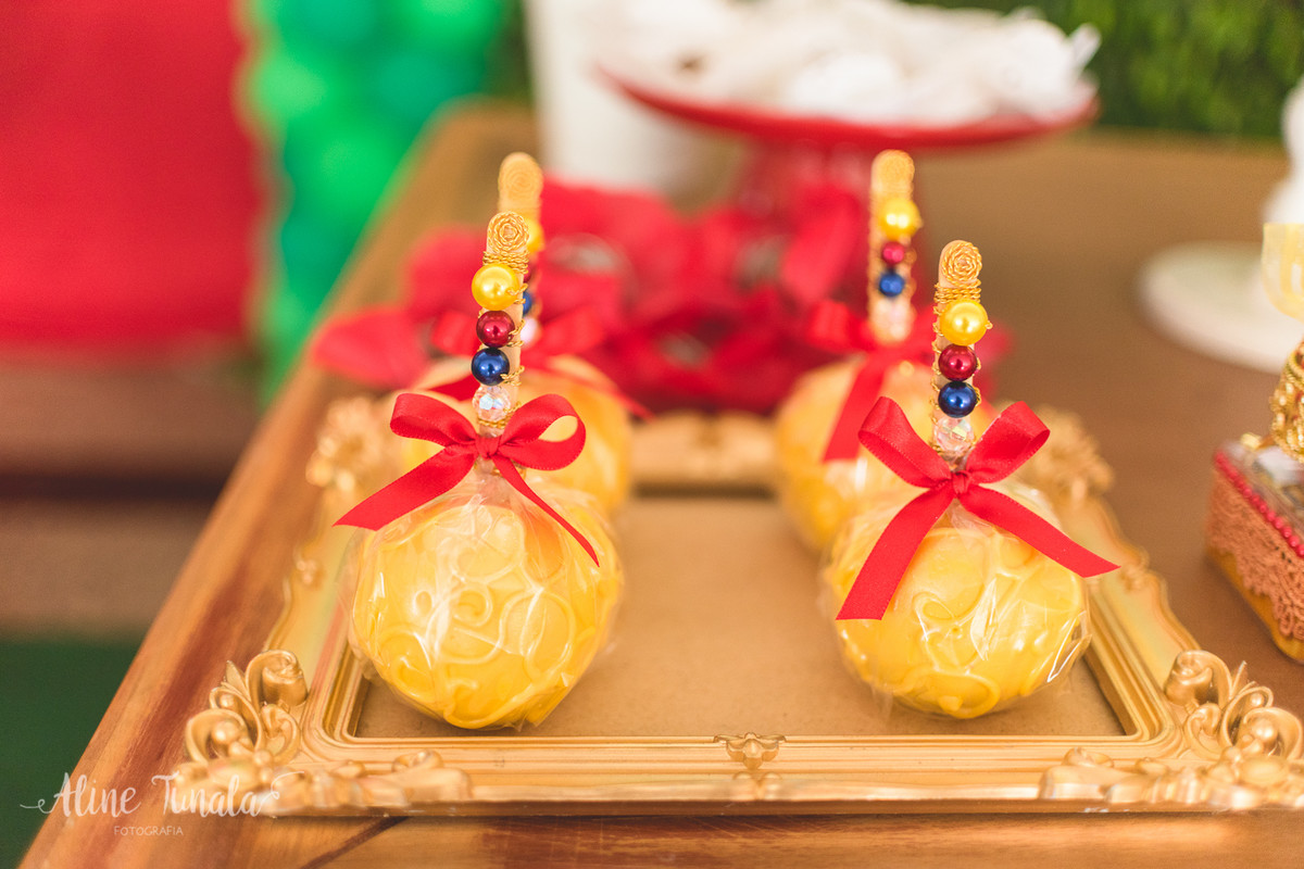 maçã do amor amarela para decoração festa branca de nece