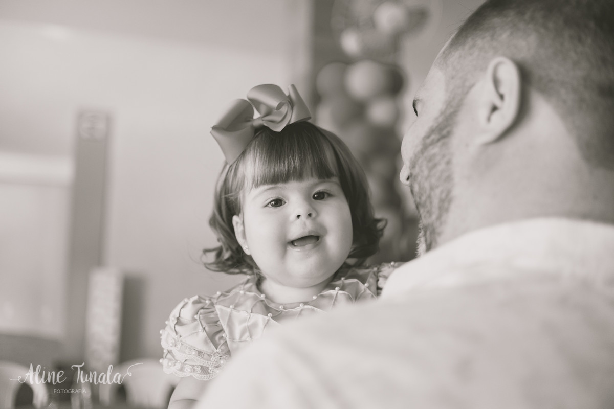 vivian no colo do seu pai no seu aniversário de 1 ano