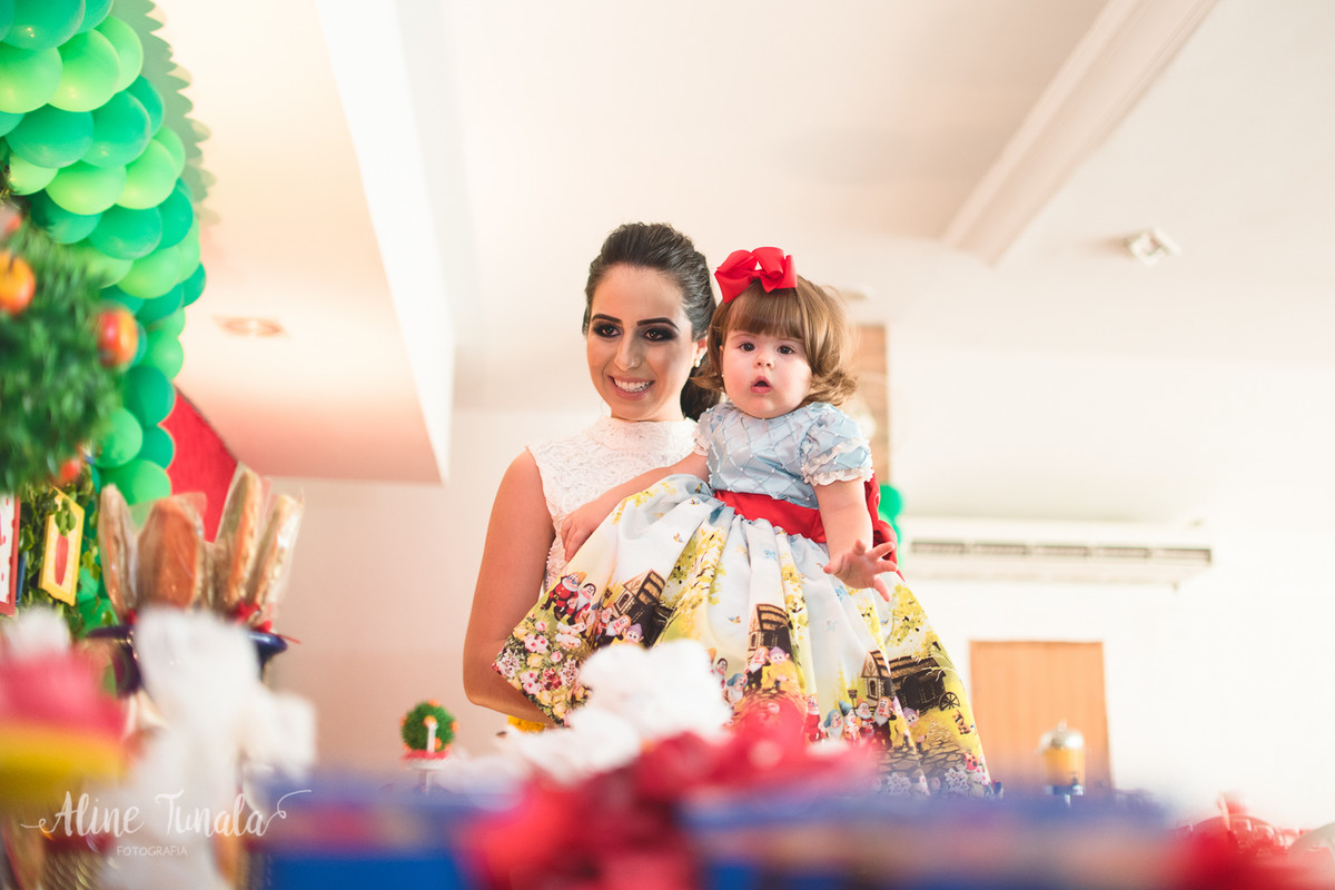 vivian e sua mãe olhando a decoração da mesa no aniversário de 1 ano tema branca de neve