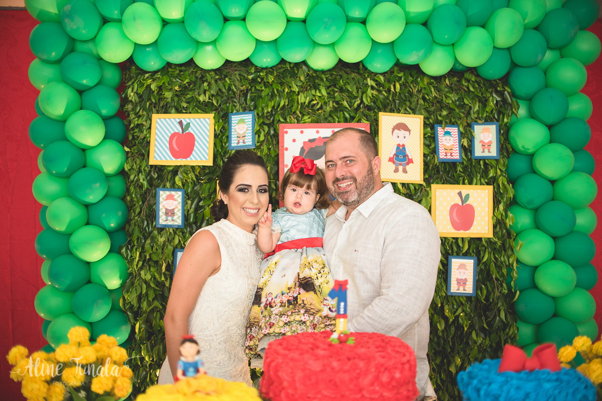 pais com bebê no aniversário de 1 ano de branca de neve