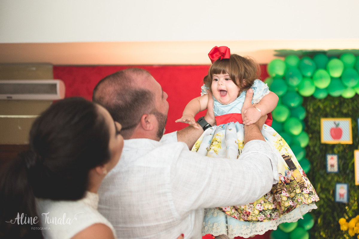 pais brincando com a bebê no aniversário de 1 ano