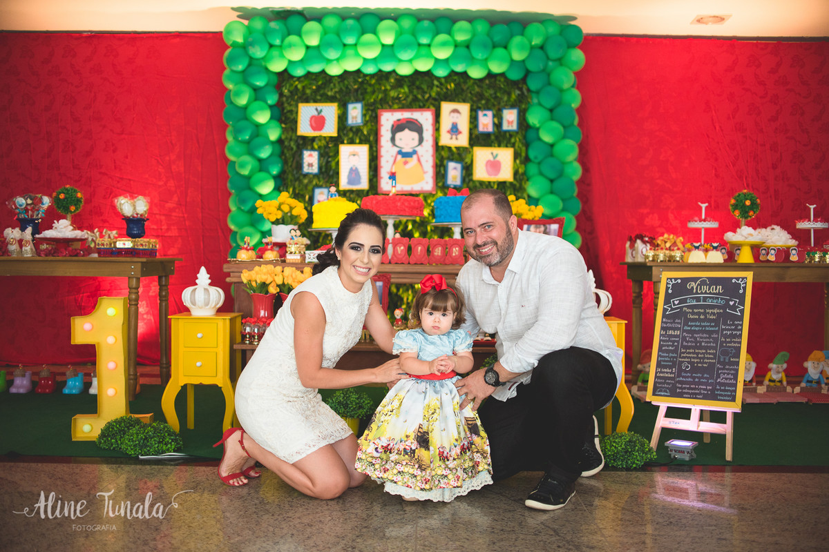 vivian e seus pais em sua festa de 1 ano tema branca de neve