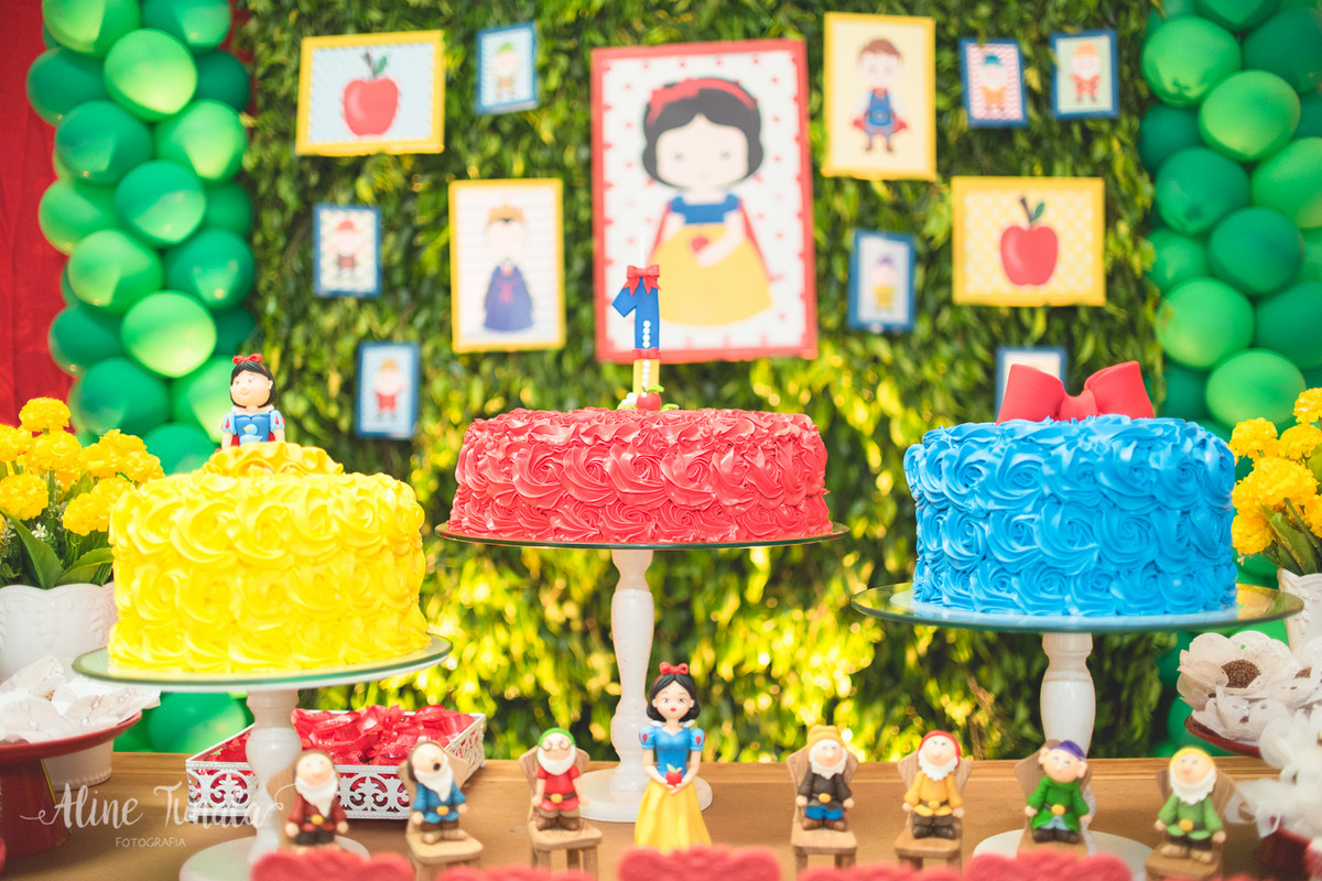 bolo tradicional de glacê decorando festa de branca de neve